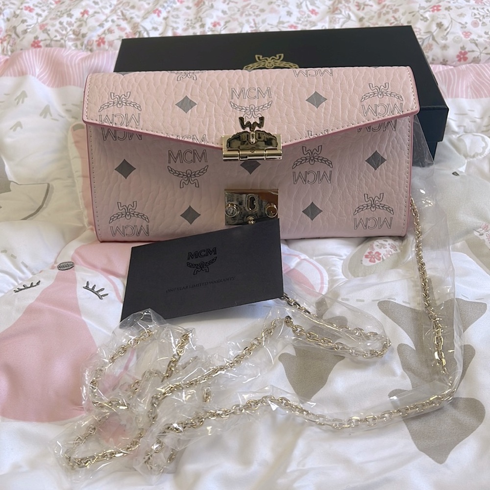 MCM pink Wallet on Chain .